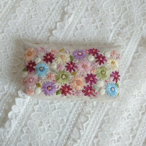 手刺繍　ポーチ　ハンドメイド　花々