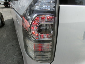 ZRR70W ヴォクシー 後期 純正 左側/助手席側　テールランプ / テールライト LED点灯OK　ICHIKOH 28-220　　トヨタ　ZRR70系 ZRR75W