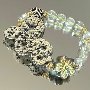 《危険回避の石》蛇（ダルメシアンジャスパー）と花（ラブラドライト）グリーンルチルのブレスレット　内径約15.5㎝　約10㎜玉