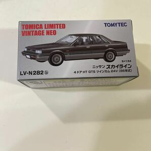 トミカリミテッドヴィンテージ ニッサン スカイライン4ドア HT GTS ツインカム24V 86年式 LV-N282bです。未使用、未使用品です。の画像1