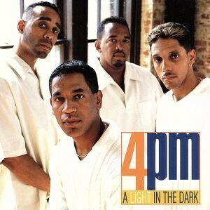 【輸入盤】Ａ　Ｌｉｇｈｔ　ｉｎ　ｔｈｅ　Ｄａｒｋ／ＦｏｕｒＰ．Ｍ．４Ｐ．Ｍ．