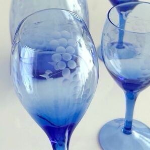 ☆ロイヤルブルーのワイングラスセット☆葡萄模様☆小さなグラス☆4脚