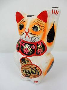 【郷土玩具】 詳細不明 張り子の招き猫 工芸品 全高約23.5cm程 経年ダメージ有 中古品 JUNK 現状渡し 一切返品不可で！