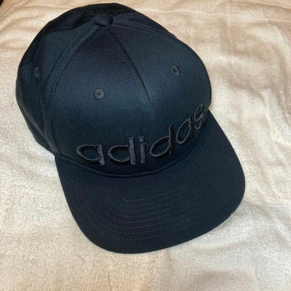 美品 adidas ロゴ刺繍 ブラック 黒 57cm 綿100 キャップ 帽子 アディダス ゴルフキャップ