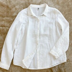 カジュアルな白シャツ　ガーゼ生地のシャツ　ホワイト　 長袖シャツ トップス　