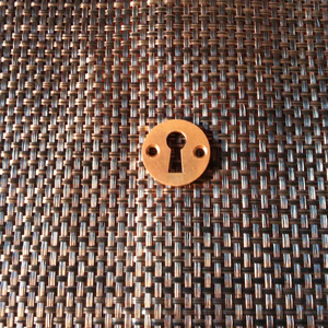 アンティーク金物　真鍮レトロ　円形鍵穴プレート30ｍｍ　ドア用金具　キーホール　洋館　古民家