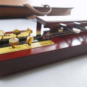 弦楽器 SUZUKI 大正琴 特松 5弦 27鍵 ブラウン 鈴木楽器製作所 箱型 ソフトケース付き 和楽器 中古現状品の画像4