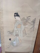 掛軸　美人画　””母と子と富士””　絹本肉筆　サイン入り_画像1