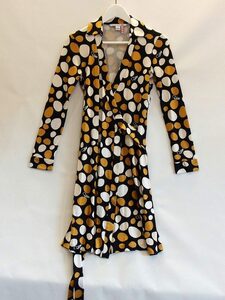 DIANE von FURSTENBERG ダイアンフォンファステンバーグ ドット柄　シルク　ラップ 膝下ワンピース ・4 黒/茶/白