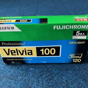 富士フィルム Velvia 100 使用期限切れ 未開封 120ブローニーサイズ ポジフィルム 冷蔵庫保管の画像1