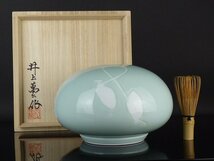 【扇屋】井上萬二 作「青白磁柿彫文 壷」共箱 高さ 約13.5cm 幅 約20.5cm 花器 花瓶 飾壷 青磁 華道具 茶道具 有田焼 人間国宝_画像9