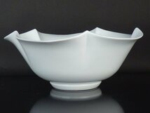 【扇屋】井上萬二 作「白磁朝顔形 鉢」共箱 高さ 約10.5cm 幅 約25cm 菓子鉢 盛鉢 盛器 青磁 茶道具 有田焼 人間国宝 C-2_画像3