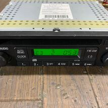 AV4-495 激安 カーステレオ CDプレーヤー MITSUBISHI 8701A118 DY-2J40-2-TH 34U178 CD FM/AM 本体のみ 簡易動作確認済み 中古現状品_画像2