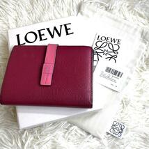 人気品 付属品完備 / LOEWE ロエベ ミディアムバーティカルウォレット 二つ折り財布 グレインレザー アナグラム型押し ピンク_画像2