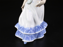 CE805 LLADRO 【リヤドロ】 磁器人形 美少女 置物 高16.5㎝／花びらのかけあり 美品ｚ_画像7