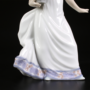 CF004 LLADRO 【リヤドロ】 磁器人形 美少女 置物 高22.3㎝／花びらのホツあり 美品！ｈの画像7