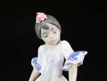 CE805 LLADRO 【リヤドロ】 磁器人形 美少女 置物 高16.5㎝／花びらのかけあり 美品ｚ_画像6