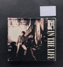 万1 13378 IN THE LIFE / B’z ※紙ケース スレ、はがれ 背表紙角つぶれ ブックレット シミ_画像1