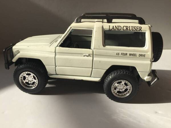 ニューレイ　newray　トヨタ ランドクルーザー LandCruiser　70 1/32 ホワイト