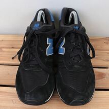 z1927【565】ニューバランス US8 26.0cm/黒 ブラック 青 ブルー 白 ホワイト newbalance メンズ スニーカー 中古_画像2