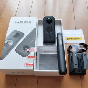 Insta360　ONE X2 中古美品！オマケ　純正見えない自撮り棒.社外バッテリープラス2個と急速充電器付！　ディスプレーガード3枚　