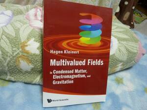 （洋書）Multivalued Fields: In Condensed Matter, Electromagnetism, and Gravitation
