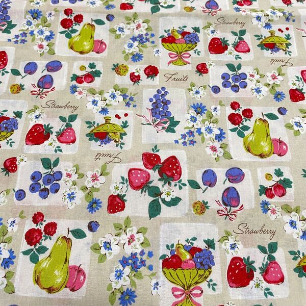 生地 国産生地 大人気 レトロ フルーツバスケット レッド 110×100cm