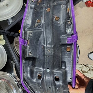 ホンダ純正 シートベース CBX400F CBX550F 三段シート 紫×白 タックロール 変形 当時物 外装 タンク ビート ヨシムラ キジマ の画像7