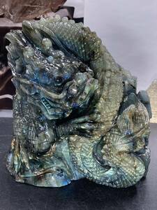 【彫りが細かい シラーが強い】ラブラドライト 龍 約1.9kg 彫り物 0402