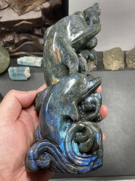 【オリジナル 精巧な手彫り】ラブラドライト イルカ 約1kg 0402