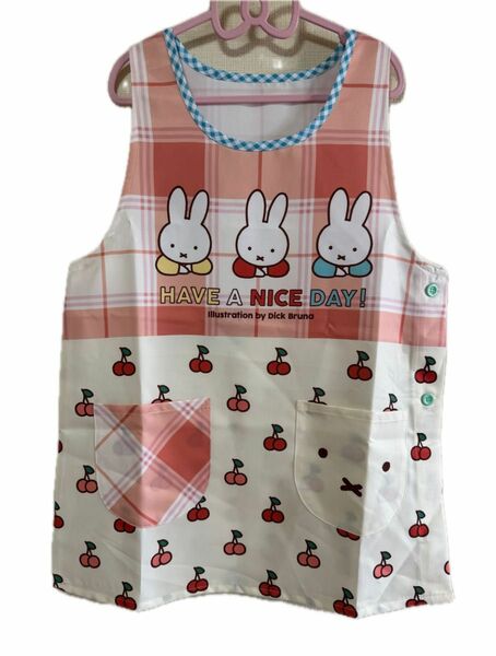 新品　Miffy ミッフィー　さくらんぼ　エプロン　保育士　赤