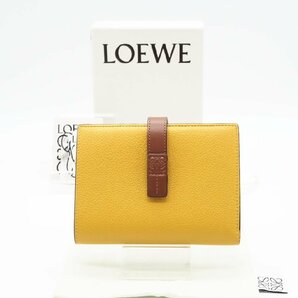 ☆安心の３大保証☆ Aランク ≪LOEWE ロエベ/二つ折り財布≫ C660S87X01 バーティカル ミディアム ウォレット イエロー ベージュ 送料無料の画像1