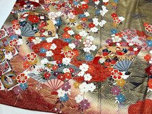 着物さと　1000円スタート 正絹 金駒刺繍 振袖 四季の花々扇面 牡丹 桜 菊 流水 金彩 赤 暈し グレー 橙 成人式 礼装 159cm 裄66cm 美品_画像6