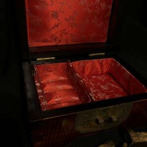 中国美術 宝石箱 小物入れ ジュエリーボックス アンティーク 木製 白玉透彫 鍵付の画像3