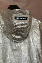 STUSSY　フードのロゴがアクセント シルバーのレインコート　【ステューシー】_画像7