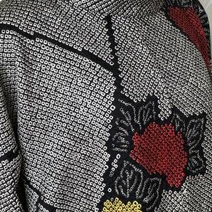 着物リメイク、正絹絞りのチュニック、黒地に赤と黄色の花の画像3