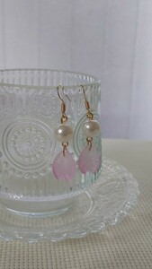 桜の花びらとパールのピアス　イヤリング ハンドメイド 樹脂 キッズ