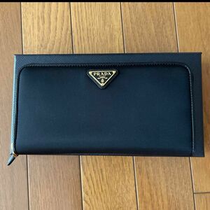 PRADA 財布 プラダ 黒 ジップ　