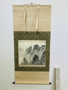 kmu05▼掛け軸 骨董 古掛軸 年代物 レトロ 美術品 インテリア 水墨画 山 木 風景 〇泉 外箱付▼