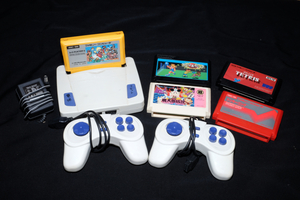 ジャンク品　ファミコン互換機とファミコン用ゲーム（スーパーマリオ，テトリス，ドンキーコング，桃太郎伝説，ファミリーボクシング）