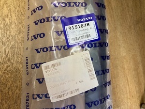 VolvoGenuine　未使用品　New item　rightフロントルーフモール　ルーフレールincluded用　Genuine番9151678　850　Ｖ７０　855　875　