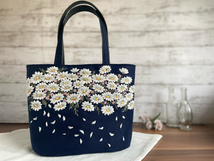 ハンドメイド◇手刺繍◇マーガレット◇丸底　トートバッグ◇リネン100％◇ネイビー◇刺繍◇花_画像2