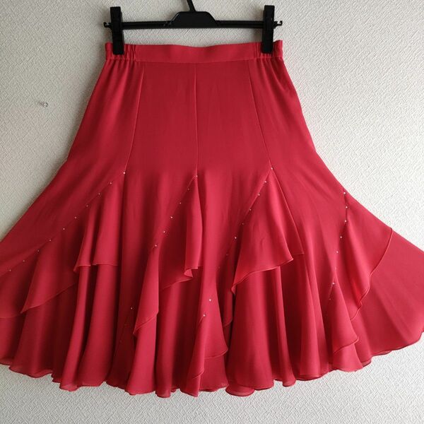 社交ダンス　フリルのかわいい赤のスカート