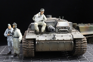 1/35 ドイツ軍 Ⅲ号突撃砲「F8型」冬季履帯仕様（冬季迷彩歩兵フィギュア×3体セット） 制作完成品