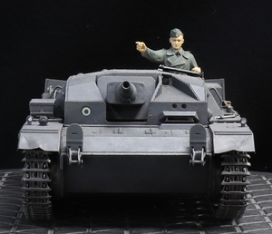 1/35 ドイツ軍 Ⅲ号突撃砲（前期型）1941年 夏 東部戦線「戦車兵フィギュア付き」 制作完成品