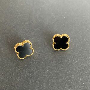 Four Leaf Clover Pierce color: Black