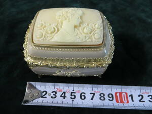 古い　手巻き　オルゴール付　ジュエリーボックス　宝石箱　アクセサリーボックス　曲「愛のオルゴール」日本製