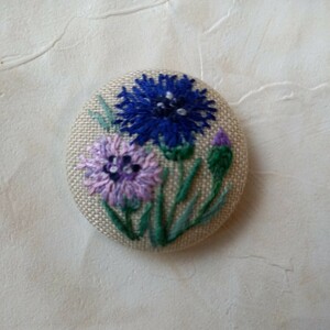 刺繍ブローチ 　矢車草　リネン地 くるみボタン38㎜　レディースアクセサリー　 ハンドメイド オリジナル