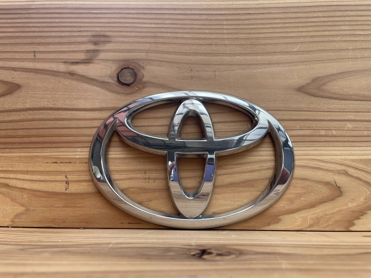 トヨタTOYOTAエンブレム美品usedパーツ送レターパックライト