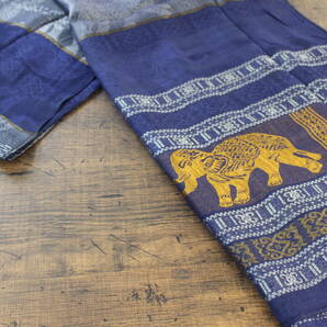 新品 薄手【シルク100% SILK】エレファント柄 ネイビー 紺 NAVY ゴールド GOLD 金 スカーフ/ストールの画像3